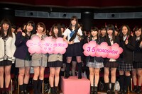 来場者と記念撮影する橋本環奈（中央）。