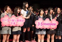 来場者たちとともにフォトセッションに応じる橋本環奈。