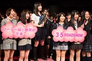 来場者と記念撮影する橋本環奈(中央)。