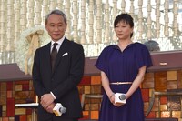 左から西村雅彦、夏川結衣。