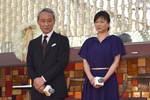 左から西村雅彦、夏川結衣。