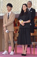 左から妻夫木聡、蒼井優。