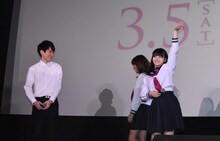 登壇後、元気よく手を振る山本舞香。