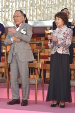 左から橋爪功、吉行和子。