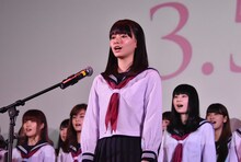 生歌を披露する山本舞香。