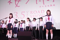 部員の仲間と合唱する山本舞香（左）と久松郁実（右）。