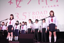 部員の仲間と合唱する山本舞香（左）と久松郁実（右）。