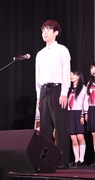 生歌を披露する広田亮平。