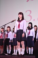 生歌を披露する山本舞香。