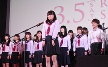 歌い終えてちょっぴり照れる山本舞香。