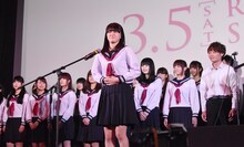 歌い終えてちょっぴり照れる山本舞香。