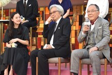 左から蒼井優、山田洋次、橋爪功。
