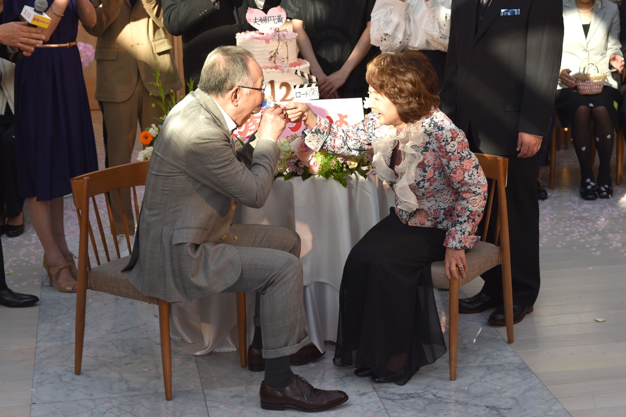 吉行和子（右）が橋爪功（左）にケーキを食べさせる様子。