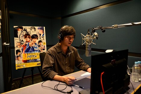「バクマン。」メイキング映像のナレーションを収録する新井浩文。