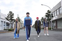 「ヒーローマニア-生活-」前売り特典ポストカードのビジュアル。