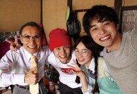 「ヒーローマニア-生活-」前売り特典ポストカードのビジュアル。