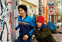 「ヒーローマニア-生活-」前売り特典ポストカードのビジュアル。