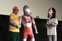 ウルトラマン（中央）と握手を交わす黒部進（左）。