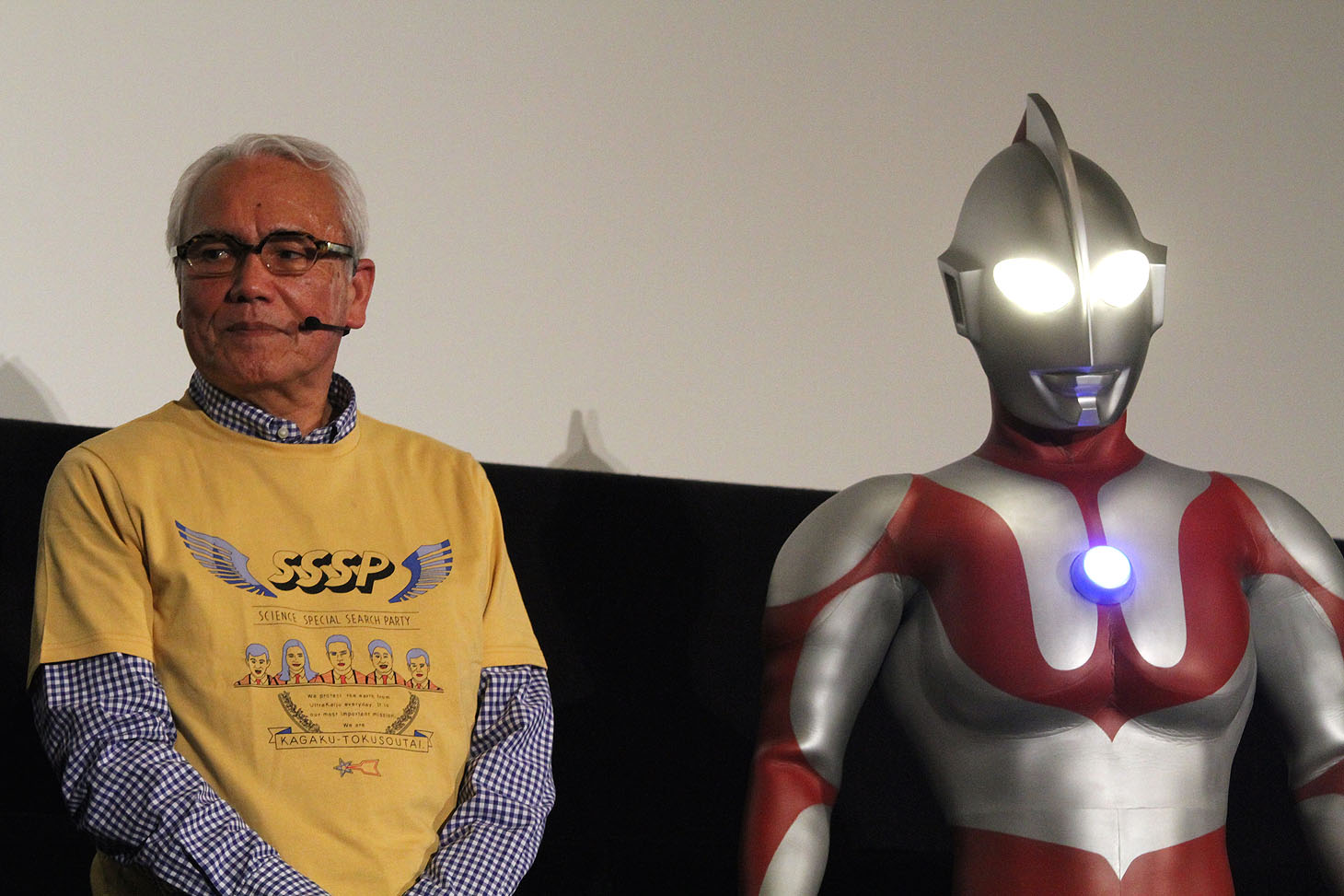 黒部進（左）とウルトラマン（右）。