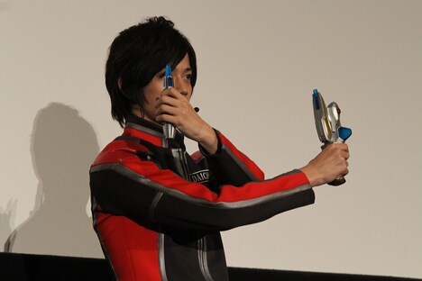 変身ポーズを取る高橋健介。