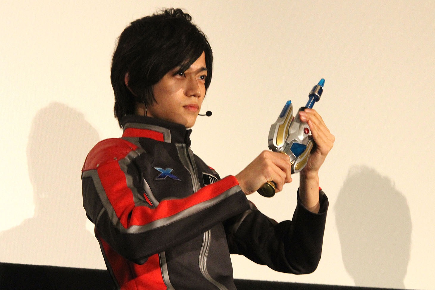 変身ポーズを取る高橋健介。