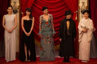 左から綾瀬はるか、有村架純、安藤サクラ、樹木希林、吉永小百合。