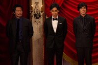 左から内野聖陽、大泉洋、佐藤浩市。