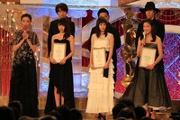 司会の宮沢りえ（左端）と、日本アカデミー賞新人賞受賞者たち。右上が野田洋次郎（RADWIMPS）。