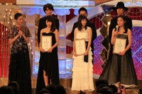 司会の宮沢りえ（左端）と、日本アカデミー賞新人賞受賞者たち。右上が野田洋次郎（RADWIMPS）。