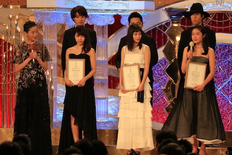 目をうるませる藤野涼子（右端下）。