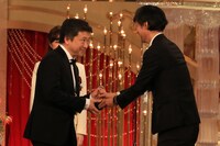 山崎貴（右）からトロフィーを受け取る是枝裕和（左）。