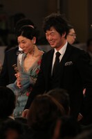 左から安藤サクラ、新井浩文。