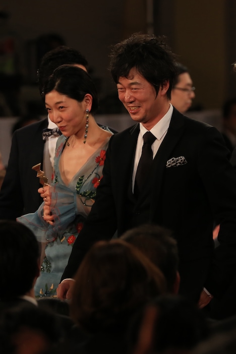 左から安藤サクラ、新井浩文。