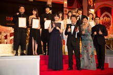 第39回日本アカデミー賞授賞式の様子。上段左から篠原篤、有村架純、野田洋次郎、土屋太鳳、広瀬すず、山崎賢人、藤野涼子。下段左から黒木華、是枝裕和、安藤サクラ、本木雅弘。