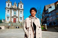 ポルトガルのサント・イルデフォンソ教会にて、大泉洋。