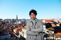 ポルトガル・ポルト旧市街にて、大泉洋。