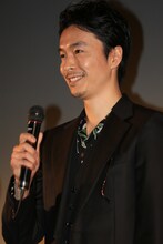 客席からの「アニキー！」の声にほほえむ長谷川博己。