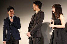 大野拓朗（左）に無茶振りをする橋本環奈（右）。