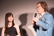 武田鉄矢（右）からの“贈る言葉”に耳を傾ける橋本環奈（左）。
