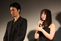 左から長谷川博己、橋本環奈。