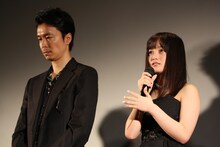 左から長谷川博己、橋本環奈。