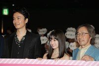 左から長谷川博己、橋本環奈、武田鉄矢。