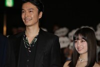 左から長谷川博己、橋本環奈。