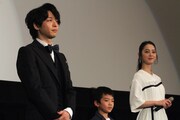 左から中村倫也、佐藤優太郎くん、佐々木希。