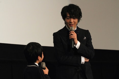 高橋曽良くん（左）と笑顔で会話を交わす中村倫也（右）。