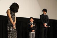 左から木村佳乃、高橋曽良くん、中村倫也。