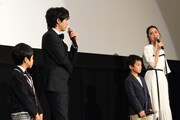 左から高橋曽良くん、中村倫也、佐藤優太郎くん、佐々木希。