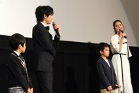 左から高橋曽良くん、中村倫也、佐藤優太郎くん、佐々木希。
