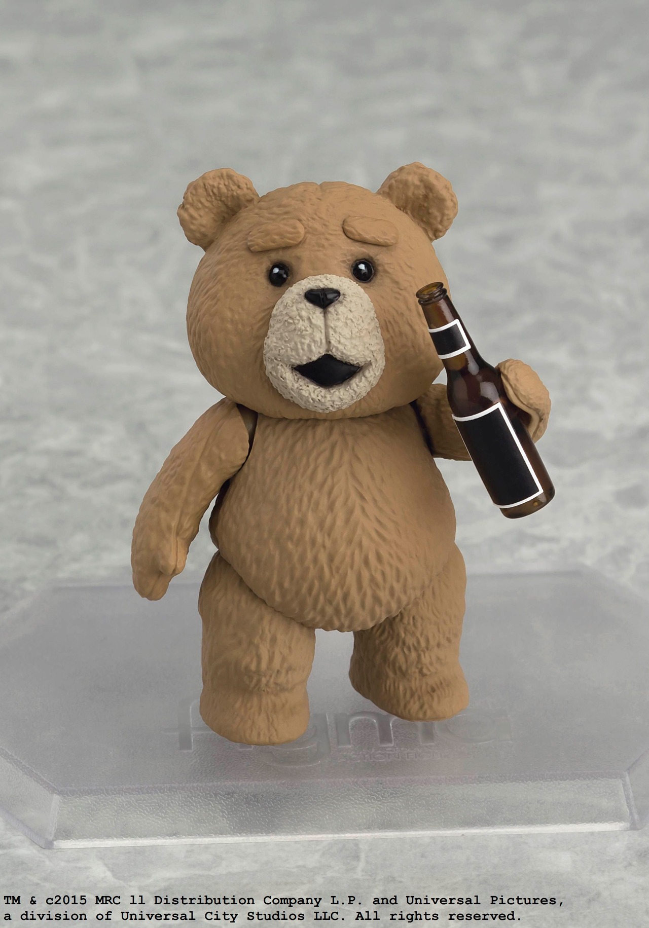 ビール瓶を持った「figma テッド」。