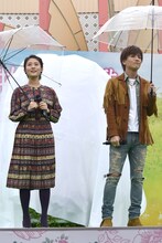 左から高畑充希、岩田剛典。